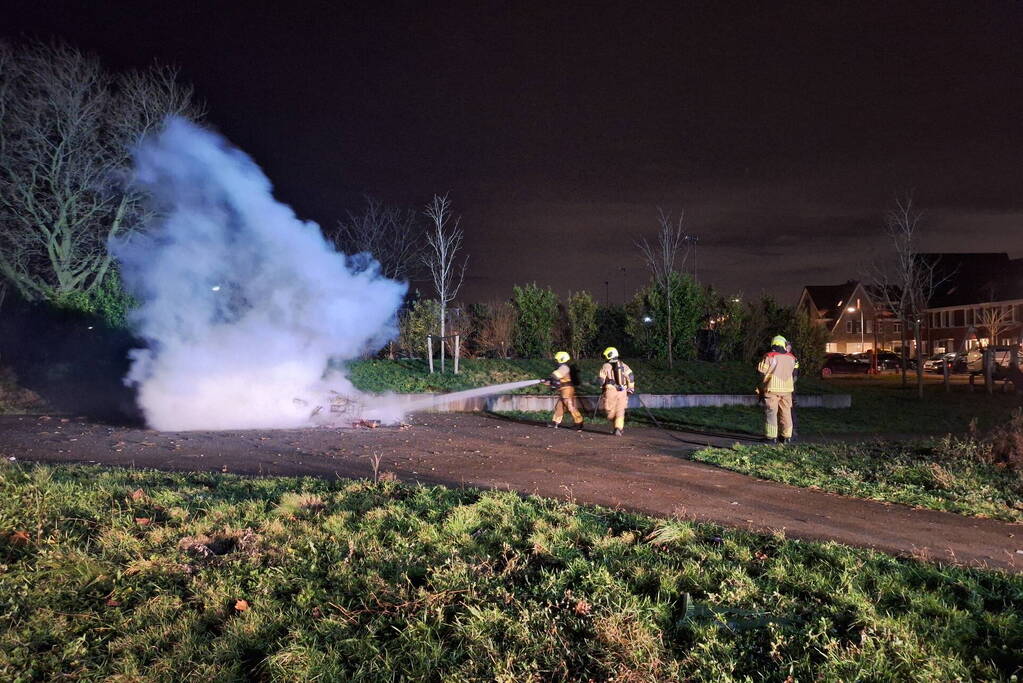 Bromfiets en kerstbomen in brand gestoken