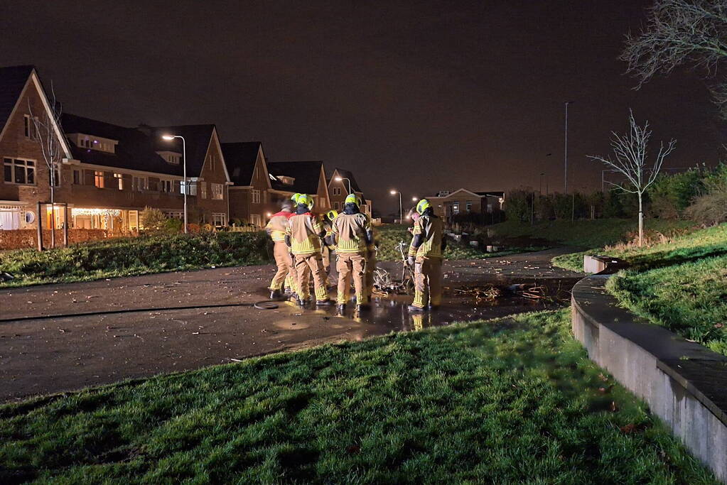 Bromfiets en kerstbomen in brand gestoken