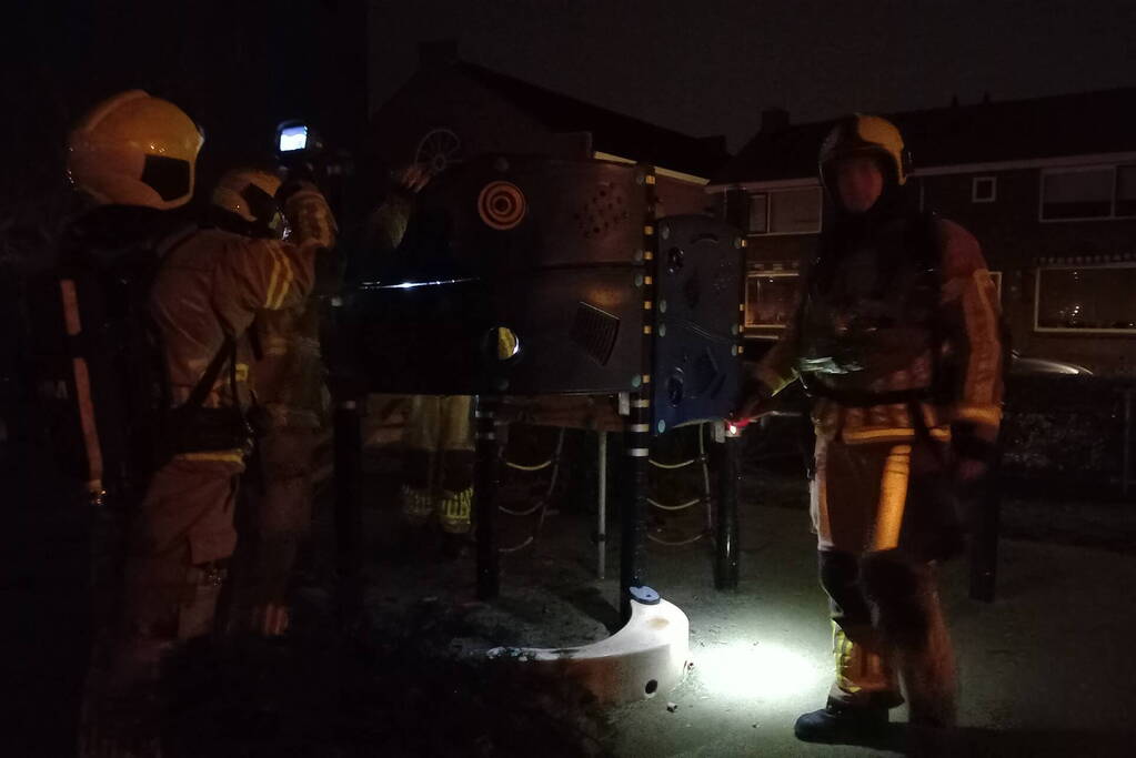 Jongeren proberen speeltoestel in brand te steken