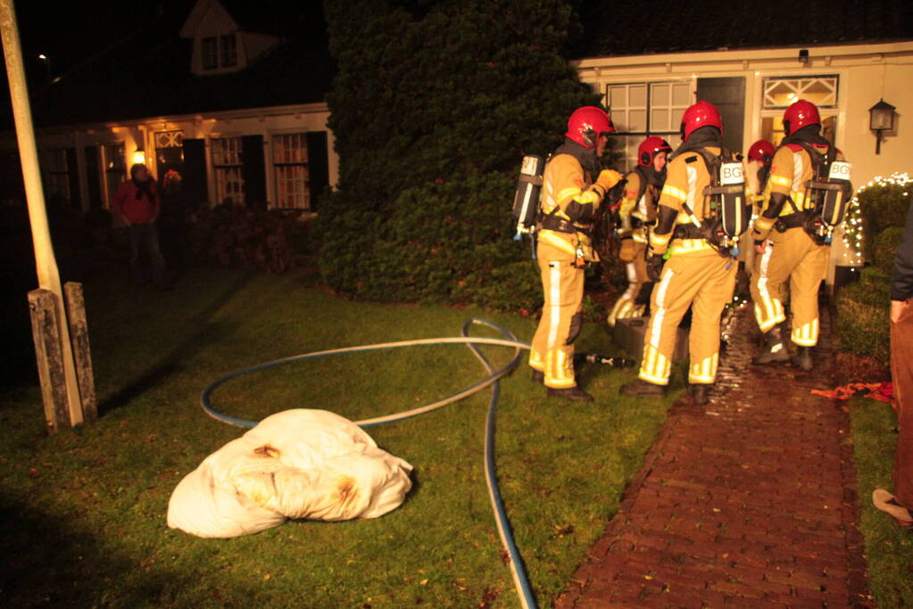 Kerstboombrand in woning snel onder controle