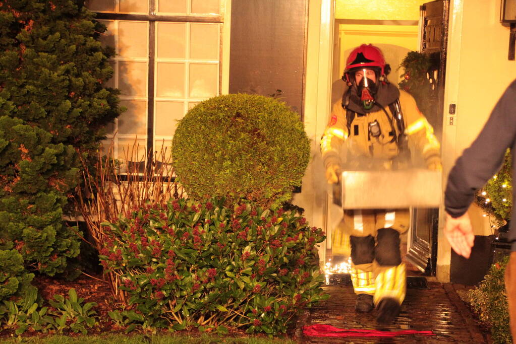 Kerstboombrand in woning snel onder controle