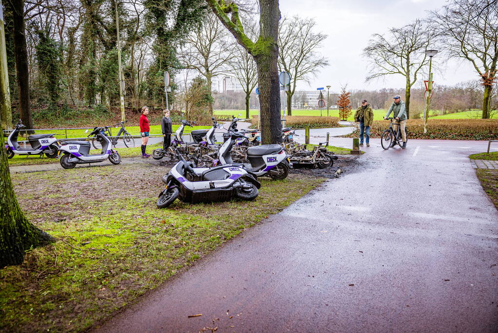 Meerdere Check-deelscooters gaan in vlammen op