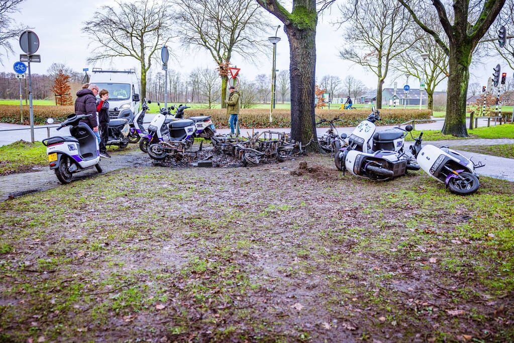 Meerdere Check-deelscooters gaan in vlammen op