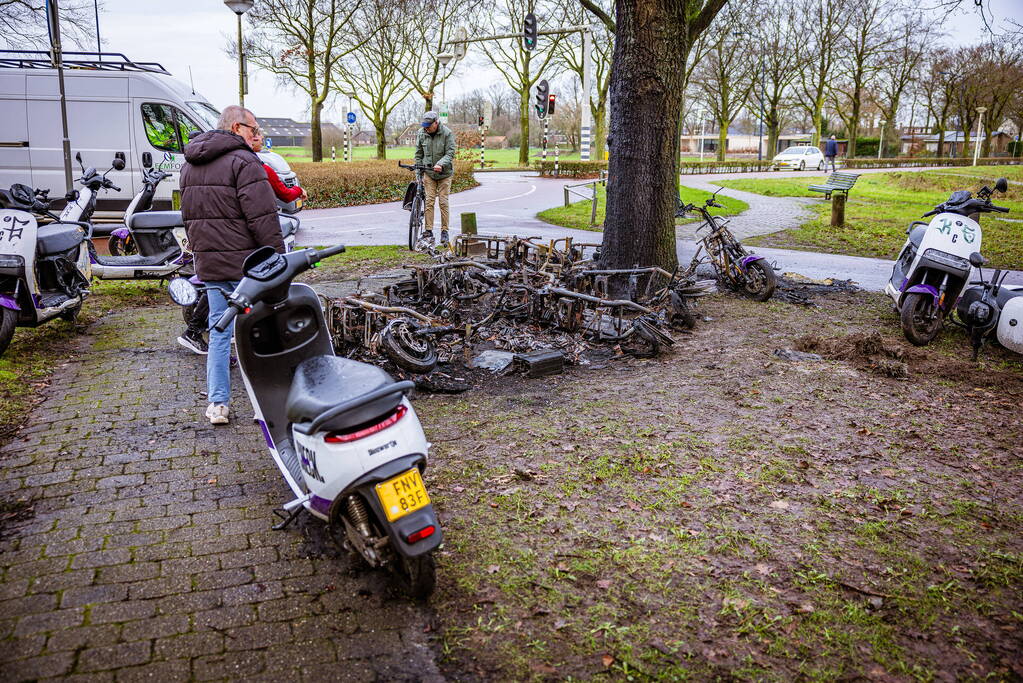 Meerdere Check-deelscooters gaan in vlammen op