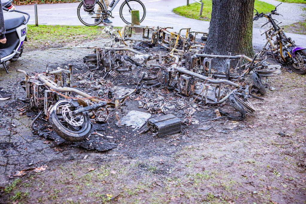 Meerdere Check-deelscooters gaan in vlammen op