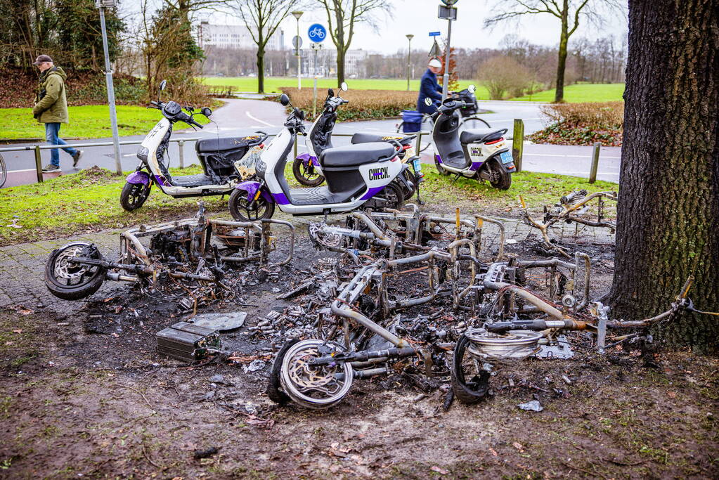 Meerdere Check-deelscooters gaan in vlammen op