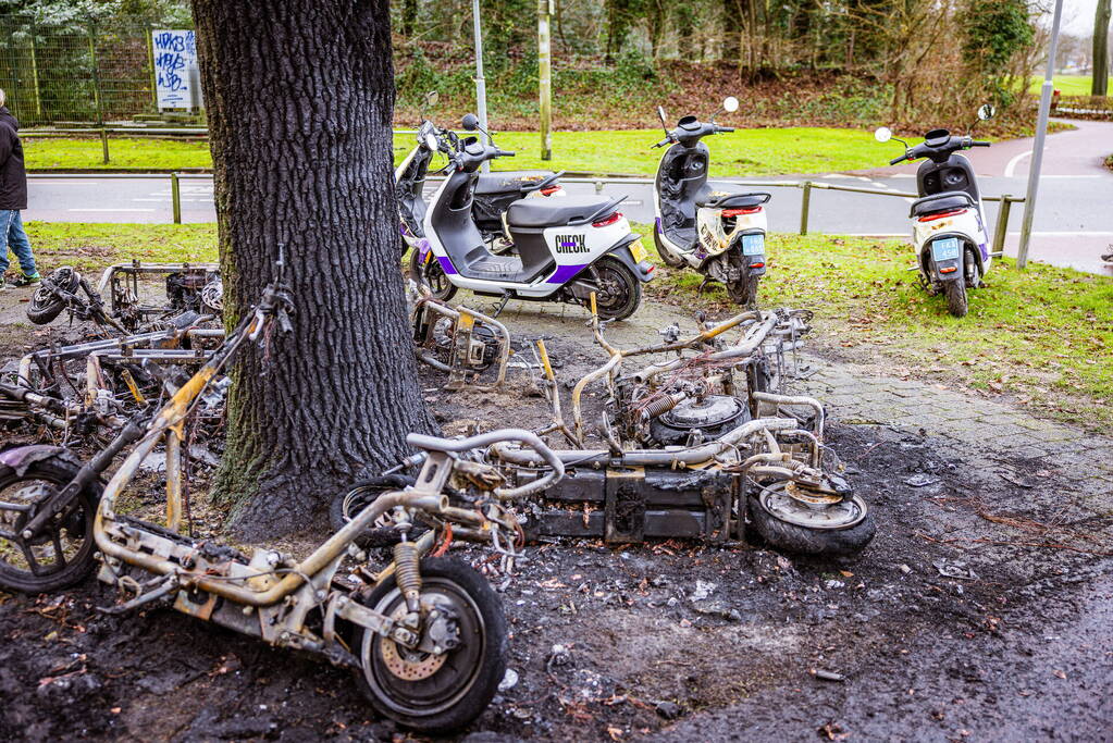 Meerdere Check-deelscooters gaan in vlammen op