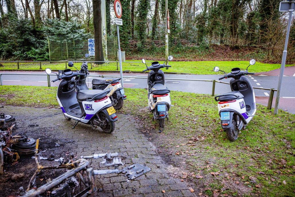 Meerdere Check-deelscooters gaan in vlammen op