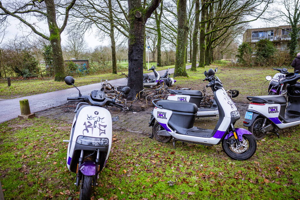 Meerdere Check-deelscooters gaan in vlammen op