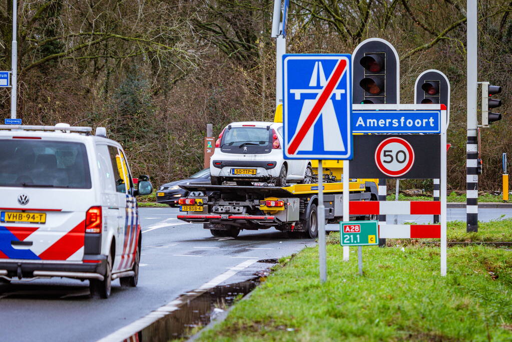 Auto raakt van de weg in bocht van afrit