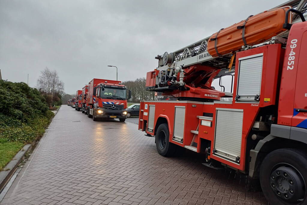 Meerdere brandweerpelotons ingezet bij zeer grote brand