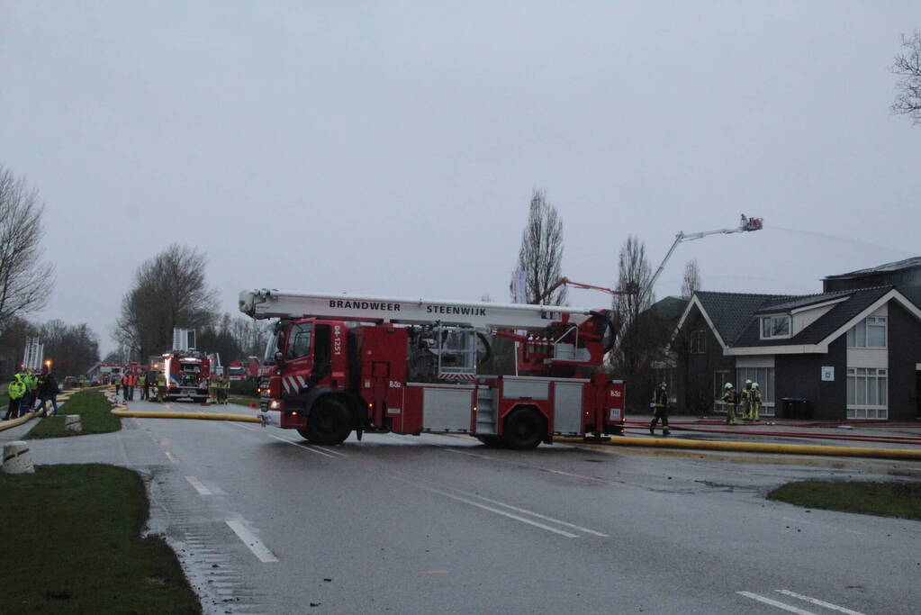 Meerdere brandweerpelotons ingezet bij zeer grote brand