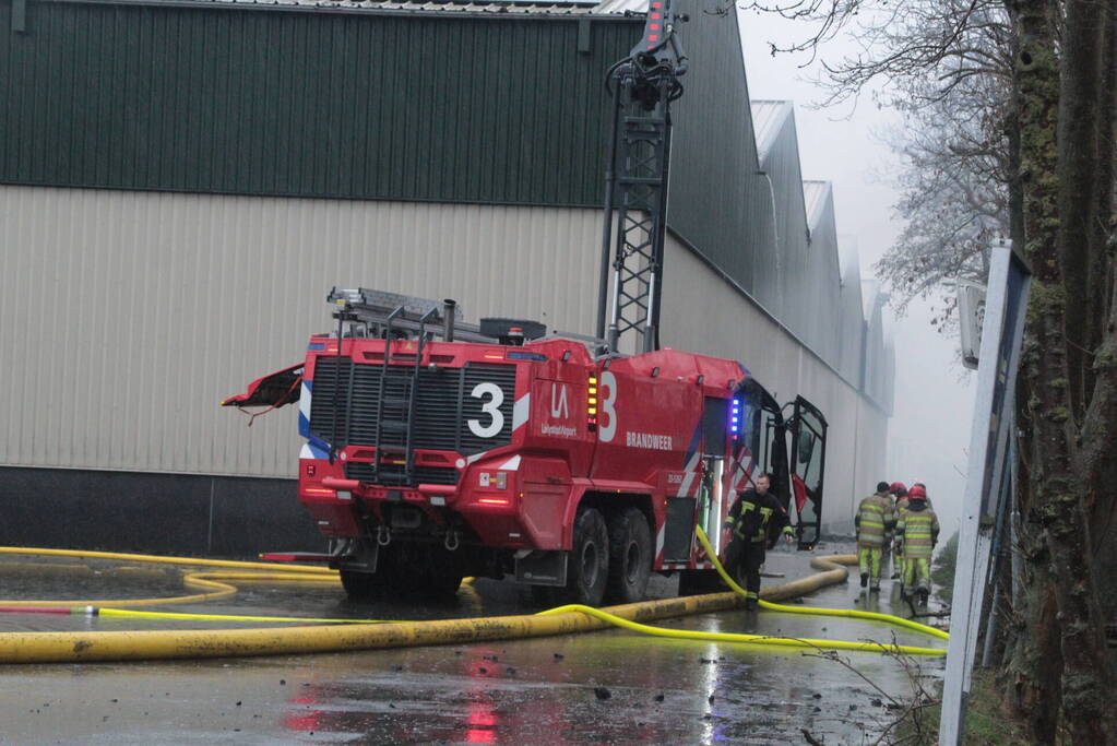 Meerdere brandweerpelotons ingezet bij zeer grote brand