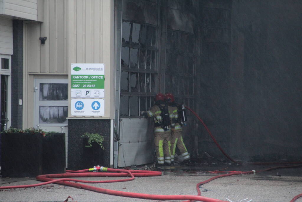 Meerdere brandweerpelotons ingezet bij zeer grote brand