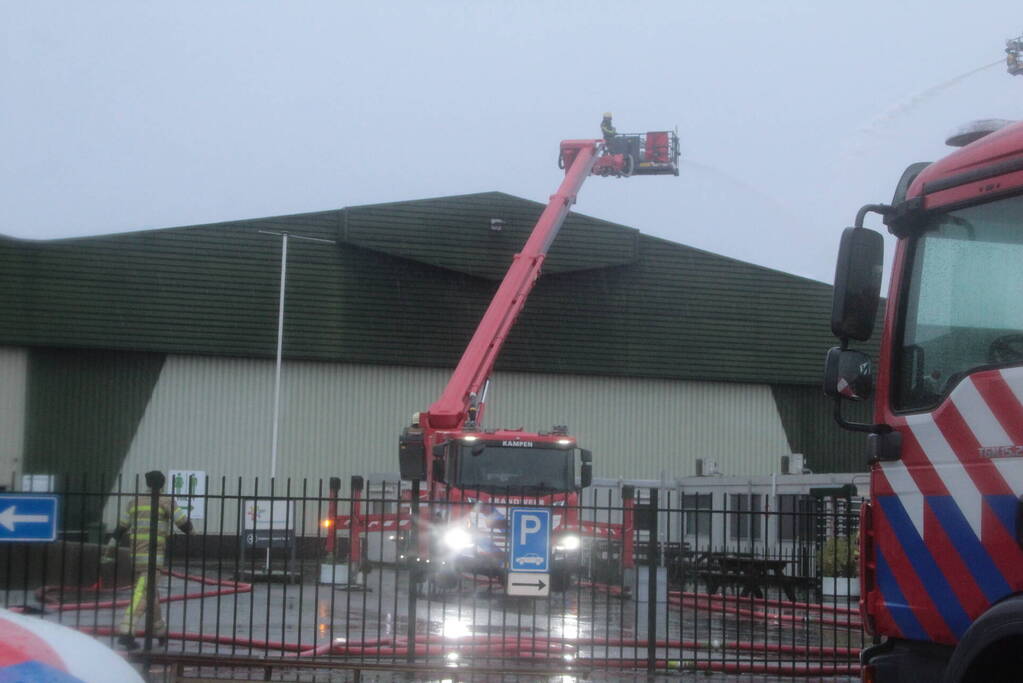 Meerdere brandweerpelotons ingezet bij zeer grote brand