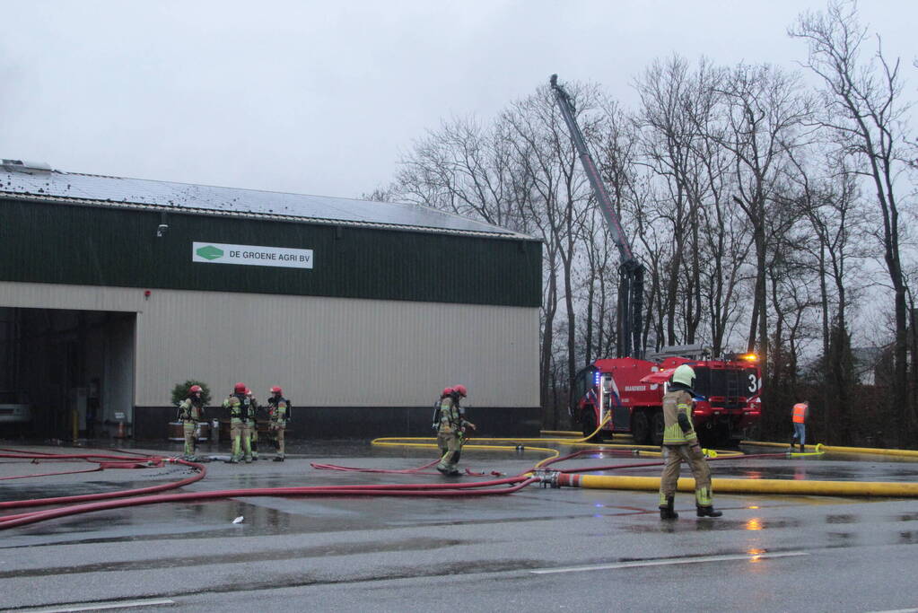 Meerdere brandweerpelotons ingezet bij zeer grote brand