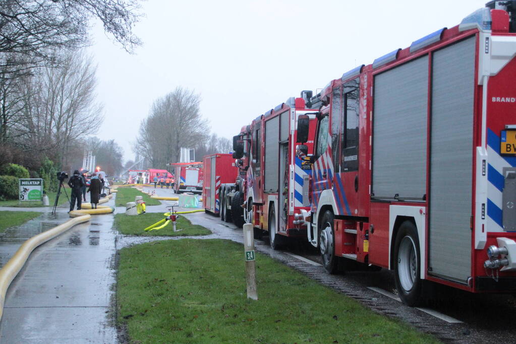 Meerdere brandweerpelotons ingezet bij zeer grote brand