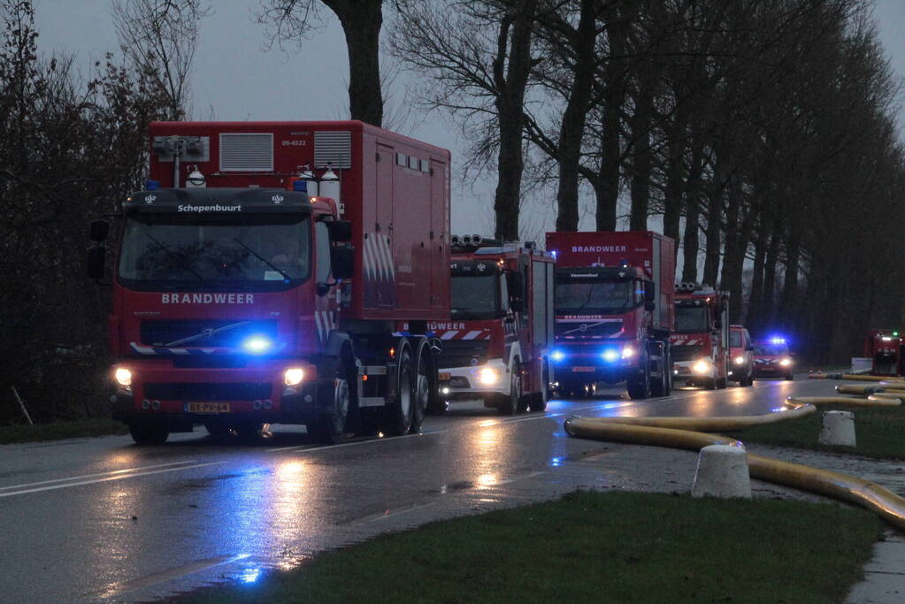 Meerdere brandweerpelotons ingezet bij zeer grote brand