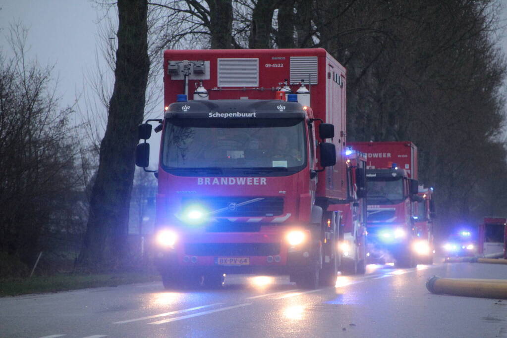 Meerdere brandweerpelotons ingezet bij zeer grote brand