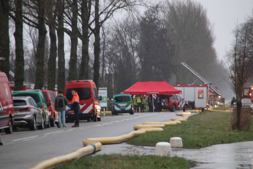 Meerdere brandweerpelotons ingezet bij zeer grote brand