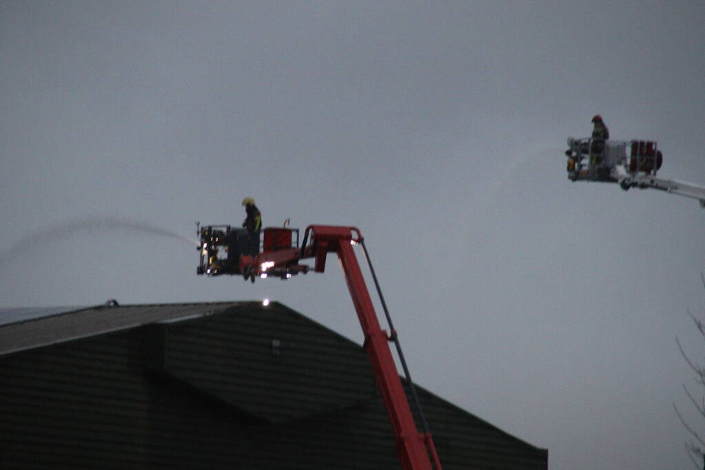 Meerdere brandweerpelotons ingezet bij zeer grote brand