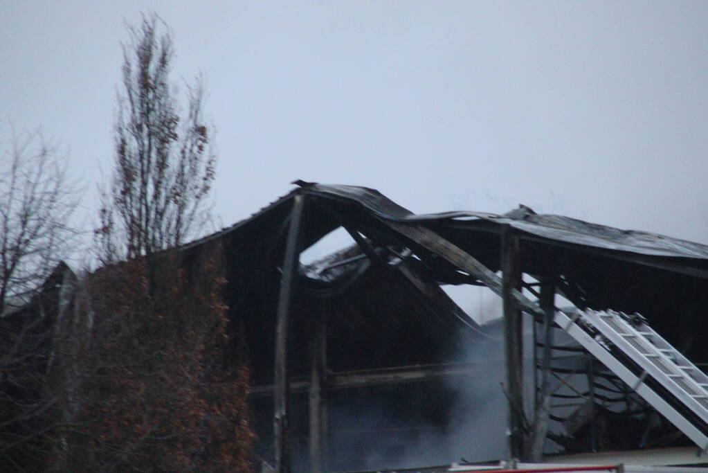 Meerdere brandweerpelotons ingezet bij zeer grote brand