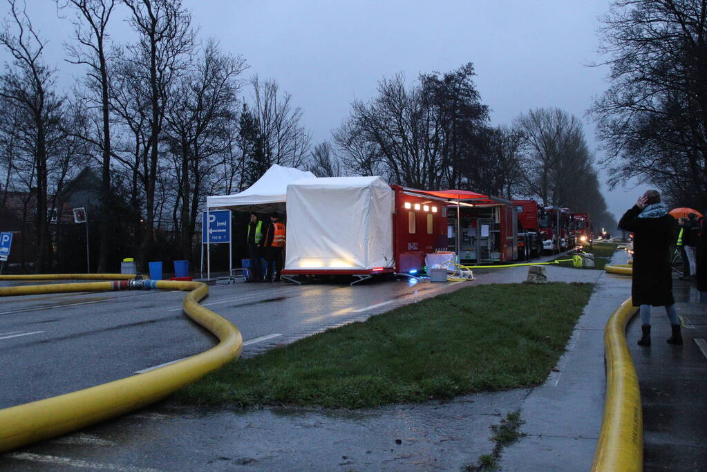 Meerdere brandweerpelotons ingezet bij zeer grote brand