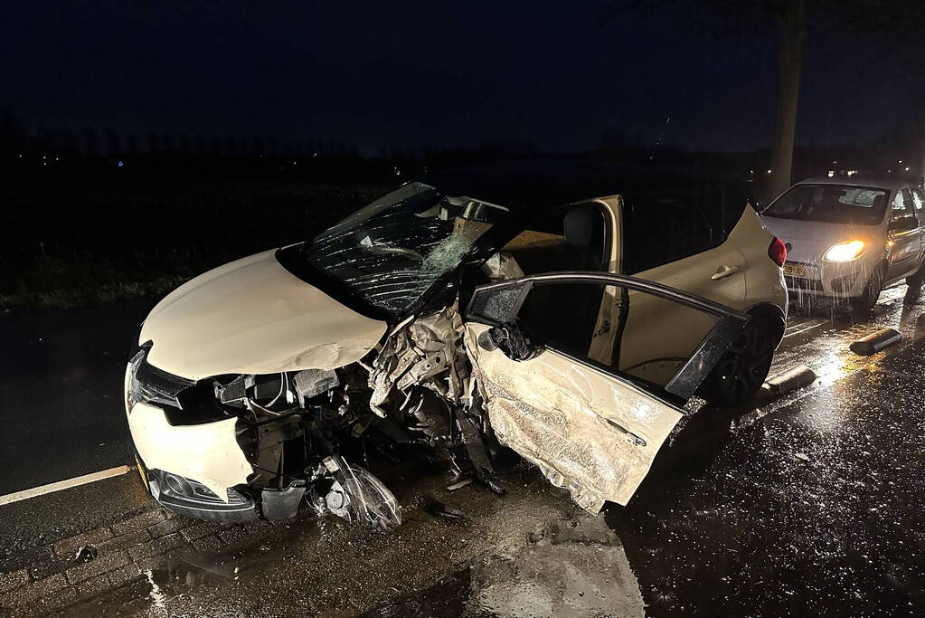 Auto en bestelbus frontaal in botsing