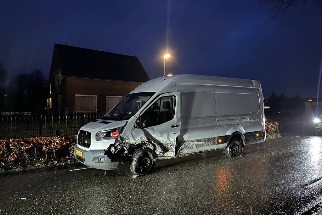 Auto en bestelbus frontaal in botsing