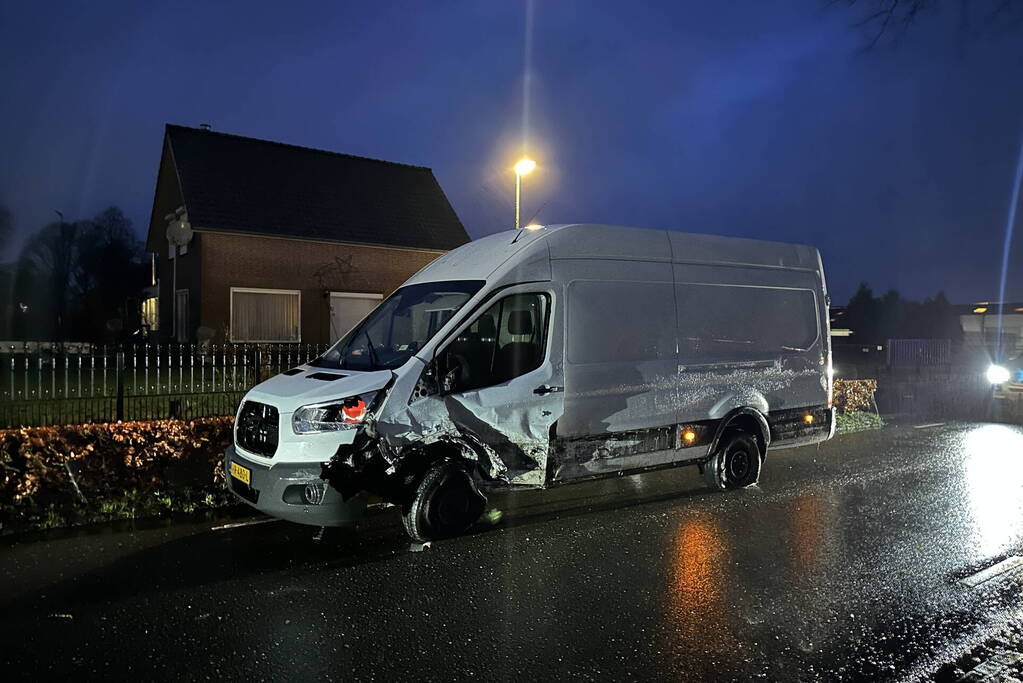 Auto en bestelbus frontaal in botsing