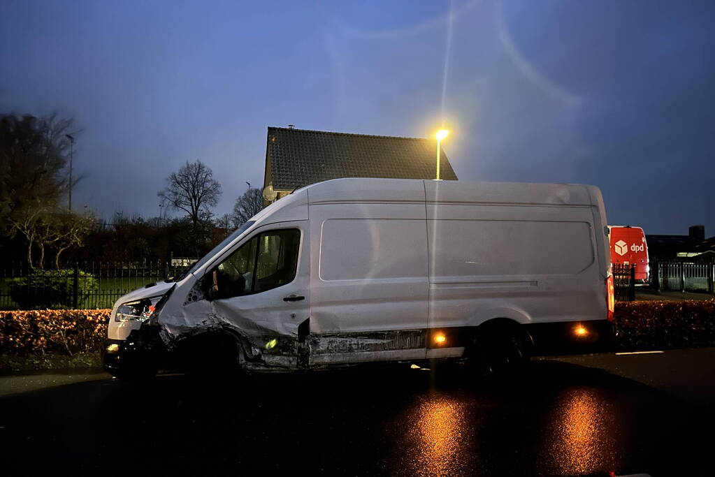 Auto en bestelbus frontaal in botsing