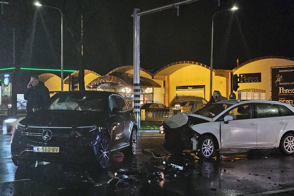 Flinke schade bij ongeval op kruising