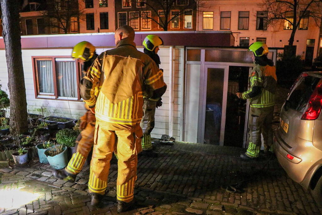 Persfotografen assisteren bij losgeslagen woonboot