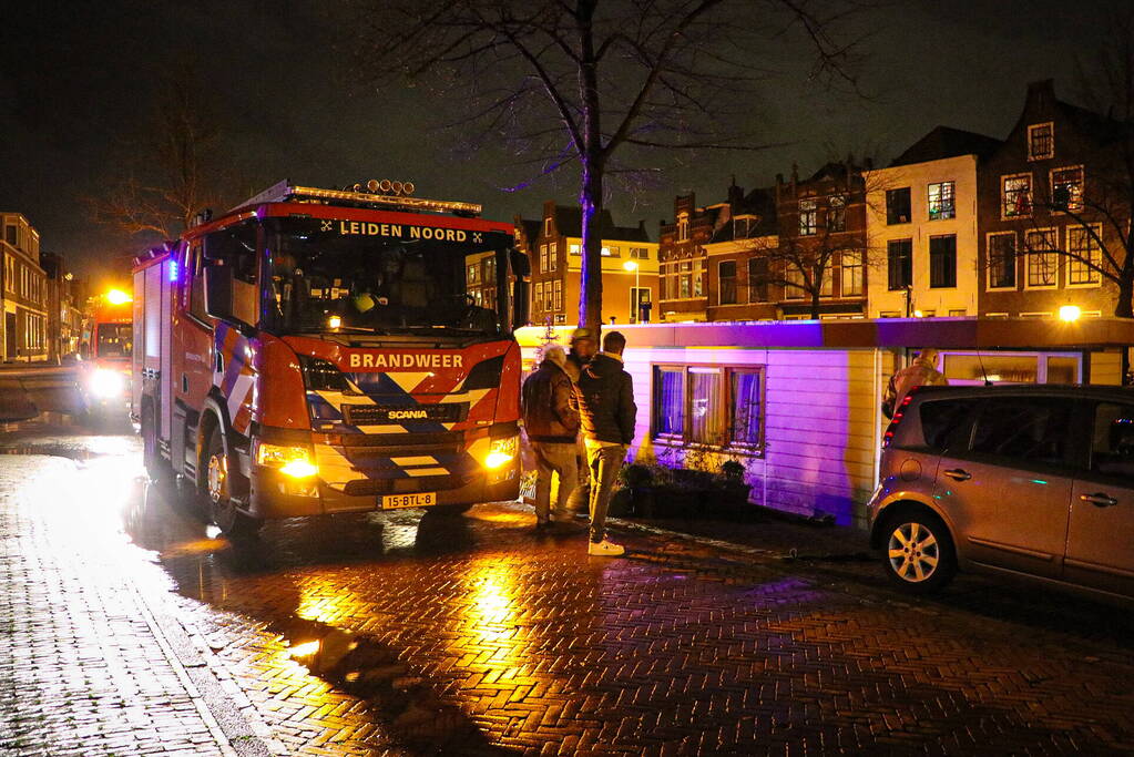 Persfotografen assisteren bij losgeslagen woonboot