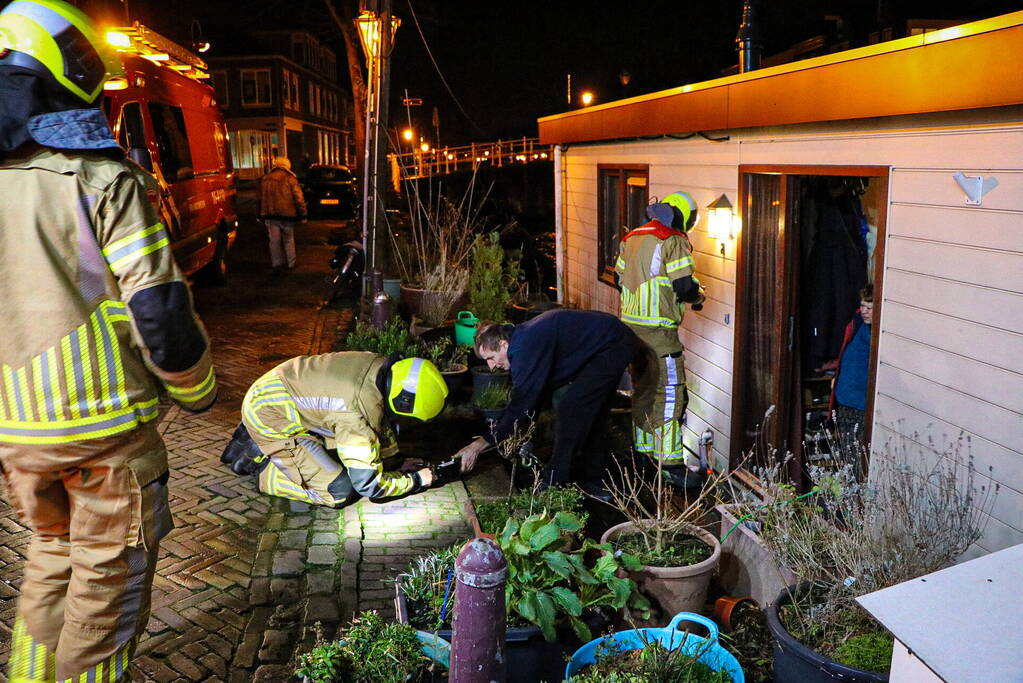 Persfotografen assisteren bij losgeslagen woonboot