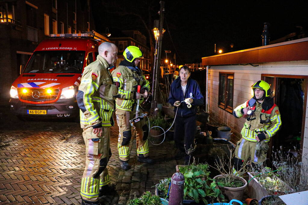 Persfotografen assisteren bij losgeslagen woonboot