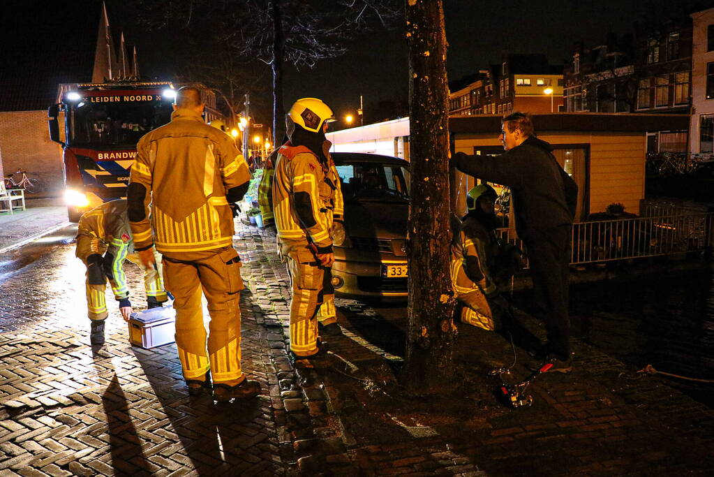 Persfotografen assisteren bij losgeslagen woonboot