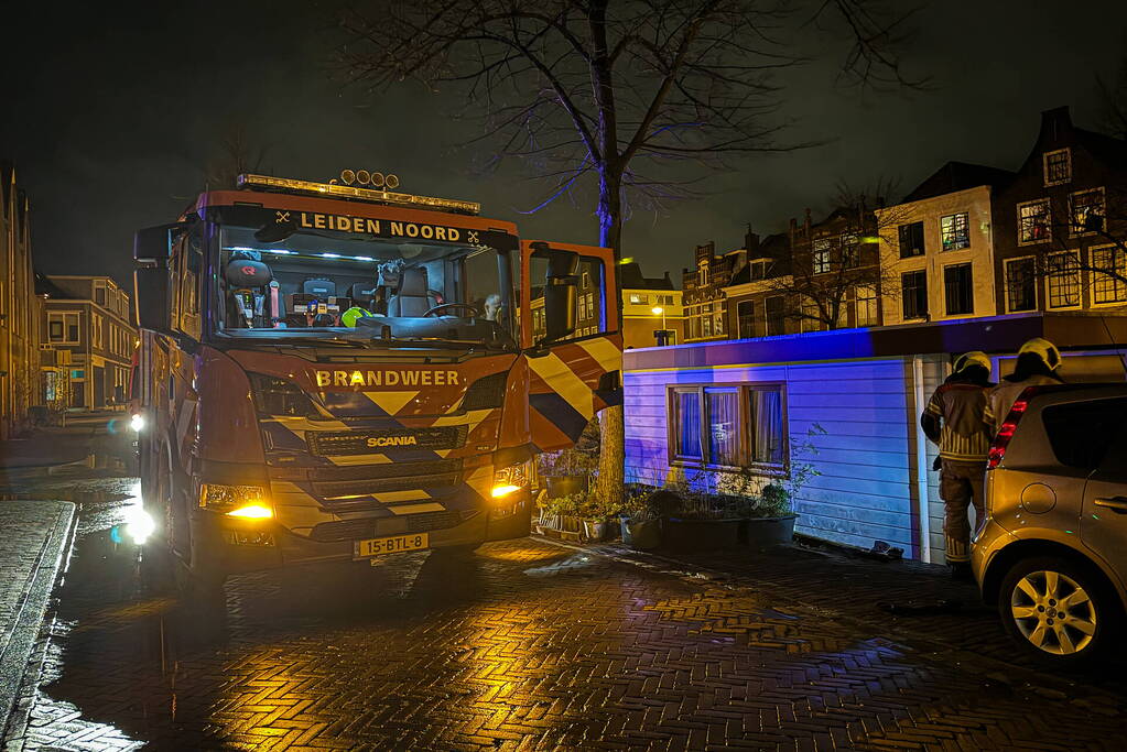 Persfotografen assisteren bij losgeslagen woonboot