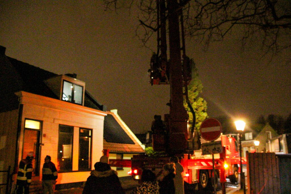 Hoogwerker ingezet voor stormschade aan dakkapel