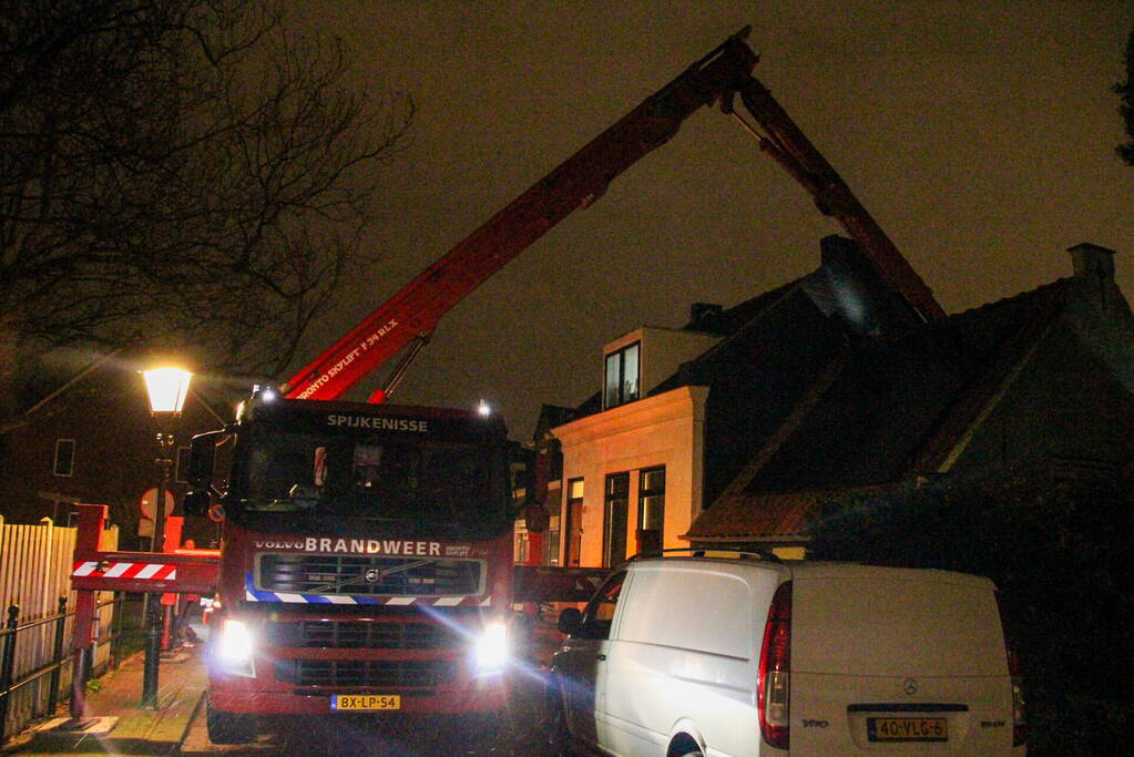 Hoogwerker ingezet voor stormschade aan dakkapel