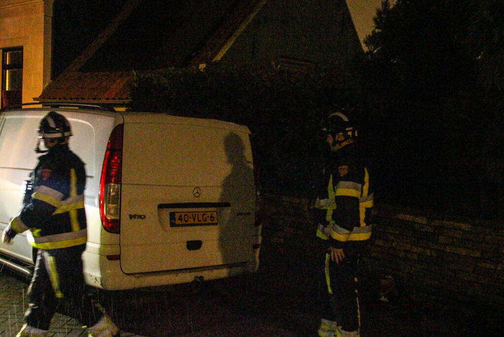 Hoogwerker ingezet voor stormschade aan dakkapel