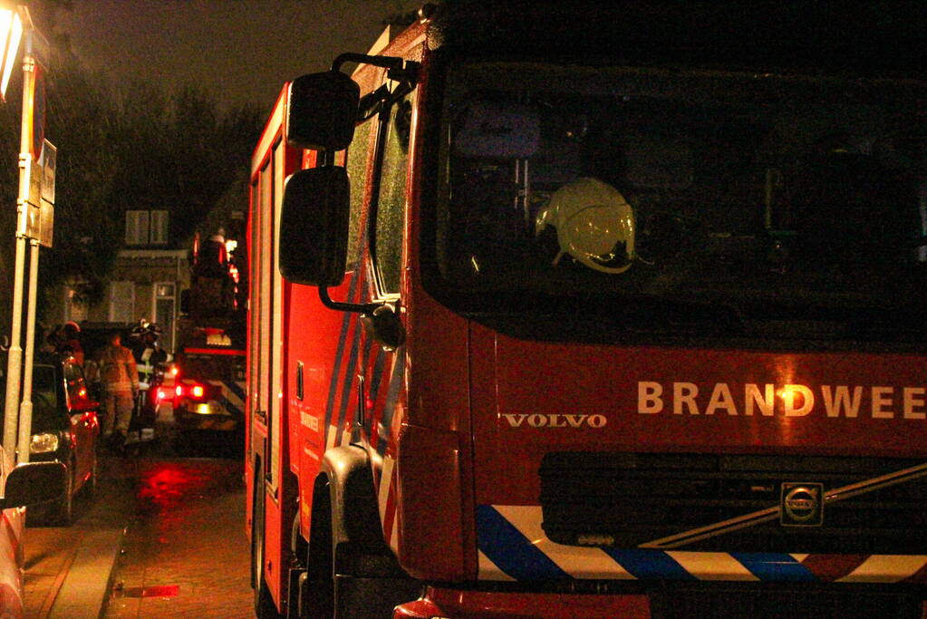 Hoogwerker ingezet voor stormschade aan dakkapel