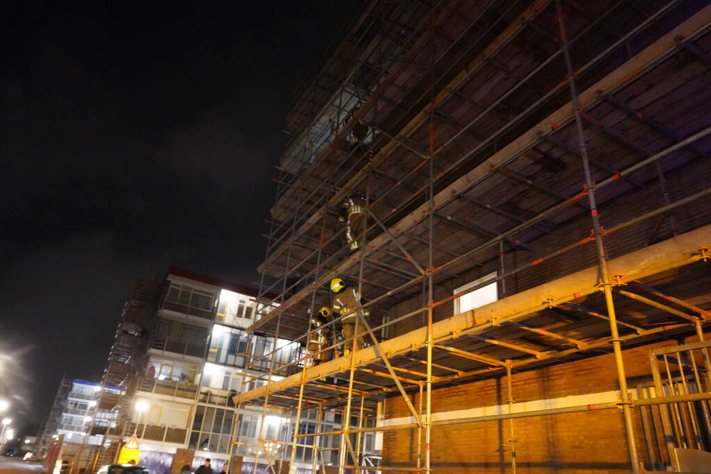 Steigerdelen waaien tegen ruit van woning