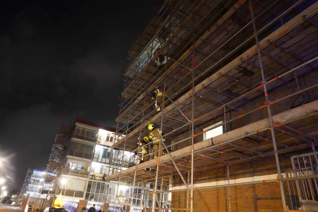 Steigerdelen waaien tegen ruit van woning