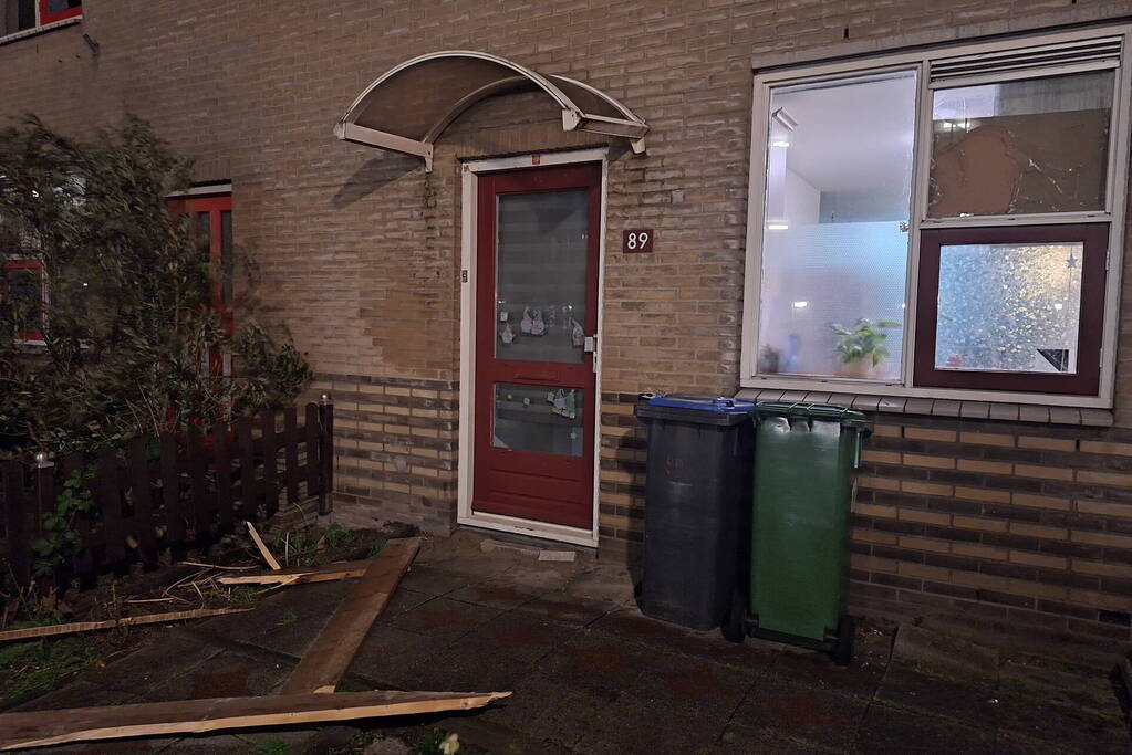 Steigerdelen waaien tegen ruit van woning