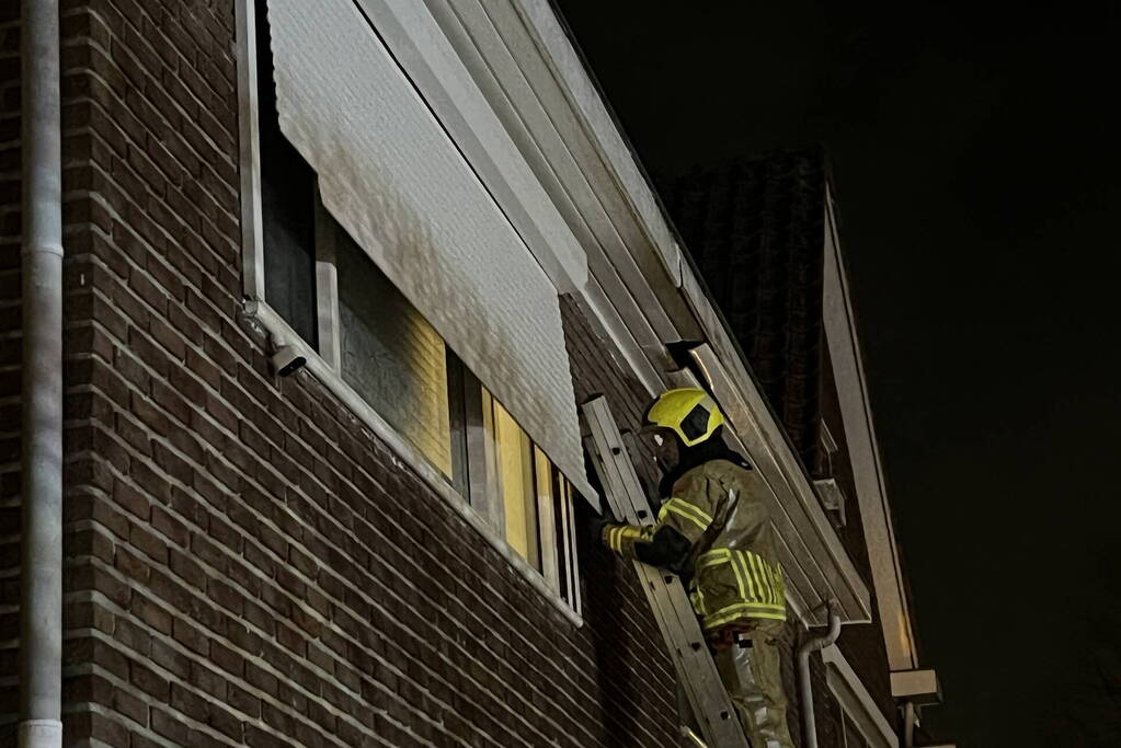 Rolluik waait uit rails door harde wind