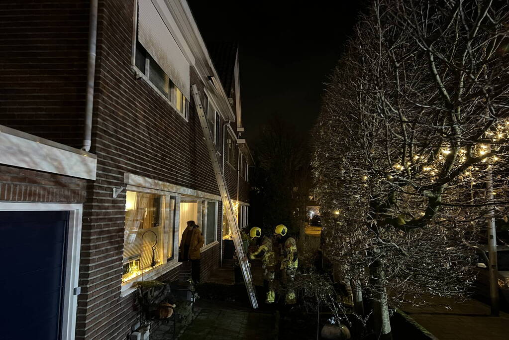 Rolluik waait uit rails door harde wind