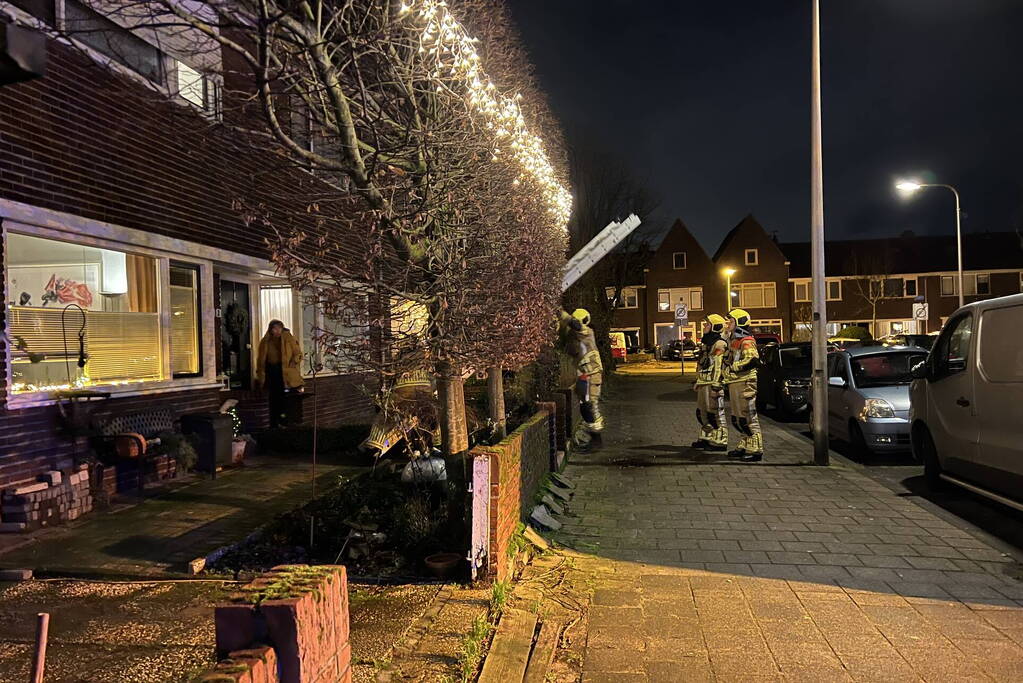 Rolluik waait uit rails door harde wind