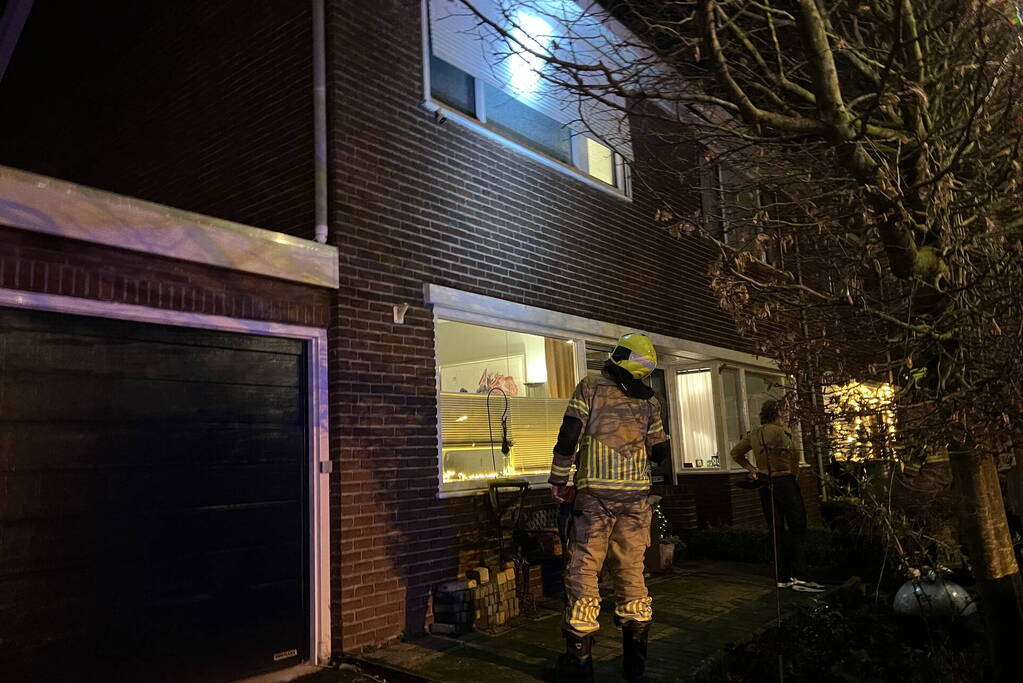 Rolluik waait uit rails door harde wind