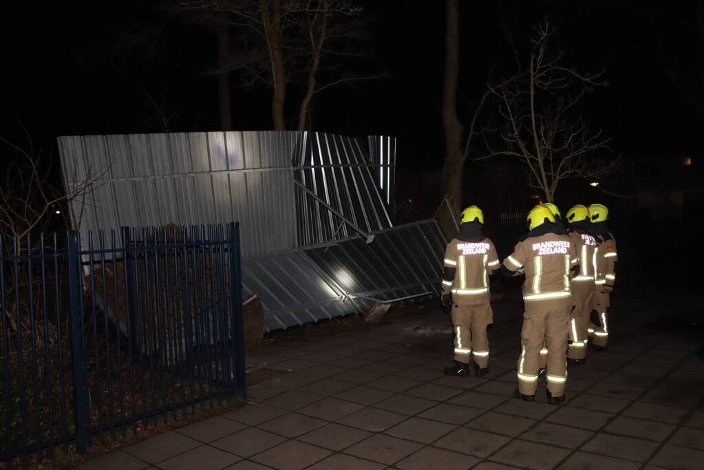 Brandweer heeft flinke klus aan omgewaaid fietsenhok